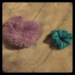 2 scrunchies